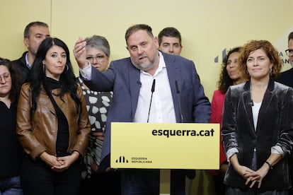 Oriol Junqueras (c) ofrece una rueda de prensa tras el Congreso de ERC, este sábado en Barcelona. ALBERT GARCIA