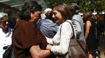 La presidenta del Parlamento de Catalu&ntilde;a, Carme Forcadell (d) habla con la diputada de la CUP Gabriela Serra.