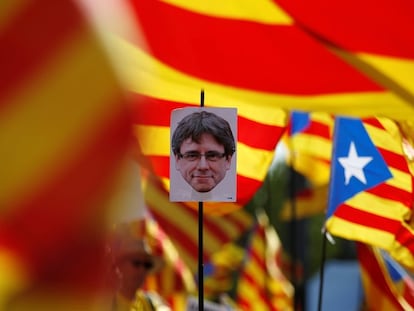 Un manifestante sostiene el retrato del expresidente catalán, Carles Puigdemont, durante una protesta en Estrasburgo (Francia) frente a la sede de la Eurocámara, esta semana.