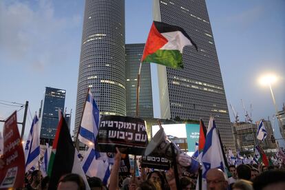 Demonstrators wave the Israeli and Palestinian flags during a protest against plans by Prime Minister Benjamin Netanyahu's government