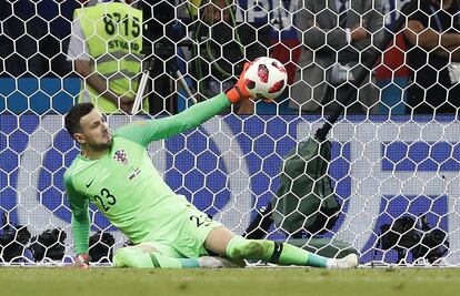 El portero croata, Danijel Subasic, para el penalty al jugador ruso, Fyodor Smolov.