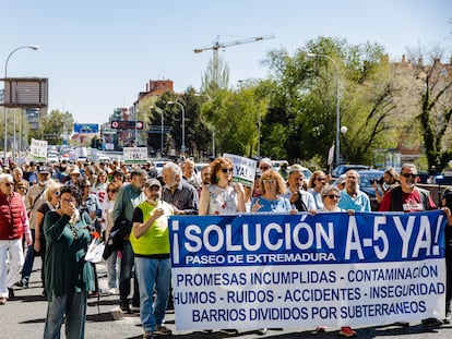 Vecinos del Paseo Extremadura se manifiestan para pedir una solución al ruido y la contaminación provocada por la autovía A-5 el pasado 16 de abril.