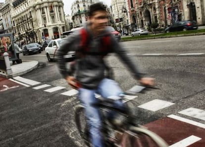 Un ciclista en el carril-bici de la calle de Alcalá.