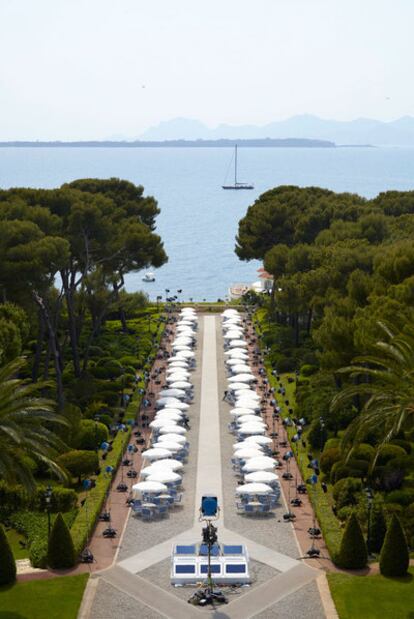 El hotel Eden-Roc en Cap d'Antibes pasa por ser uno de los más caros del mundo. En este idílico enclave de la Costa Azul presentó anoche Chanel su colección de crucero 2011/2012. Esta temporada intermedia nació para proporcionar ropa de verano a los americanos que pasaban las vacaciones de invierno en un crucero. En semejante entorno, abrazaban sin complejos su opulento origen. Unos 200 invitados asistieron a una presentación que incluyó la proyección de un cortometraje dirigido por Karl Lagerfeld, <i>El cuento del hada.</i> Se cerró con una fiesta y un concierto de Bryan Ferry.