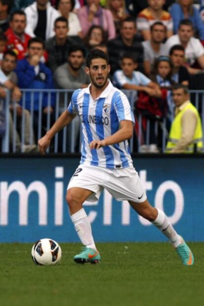 Isco conduce el balón durante un partido con el Málaga.