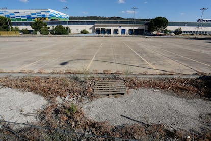 Fábrica abandonada de Electrolux en Alcalá de Henares, con la planta logística de Lidl al fondo.