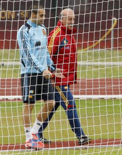 Negredo y Del Bosque, durante el entrenamiento de ayer.