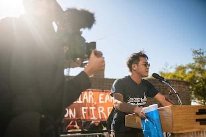 Solomon Yeo interviene en un acto de protesta.