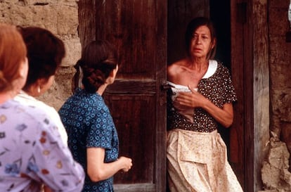 Fotograma de la película 'Sexo por compasión' (2000), dirigida por Laura Mañá, en la que intervino Pilar Bardem.