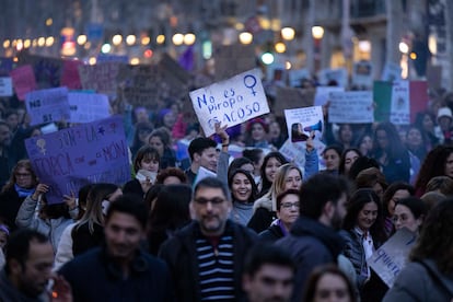 "No es piropo, es acoso" es el lema que porta una manifestante durante la marcha en Barcelona.