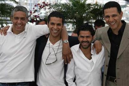 De izqda. a dcha., los actores Samy Naceri, Sami Bouajila, Jamel Debbouze y Roschdy Zem, durante la presentación de <i>Indigenes</i>.