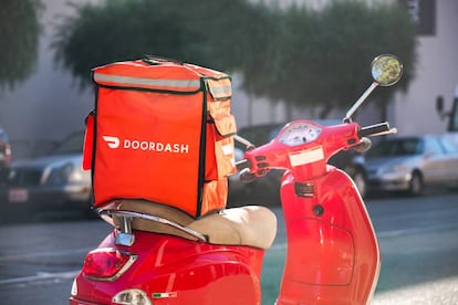 El logo de Doordash en un paquete encima de una motocicleta