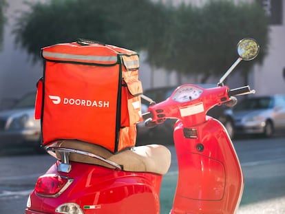 El logo de Doordash en un paquete encima de una motocicleta