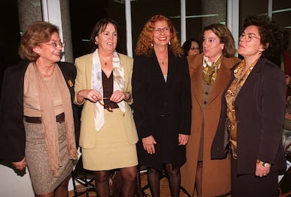 From left, Amparo Rubiales, Rosa Conde, Carmen Alborch, Cristina Alberti and Ángeles Amador, during the presentation of Alborch's book 'Solas', in 1999.