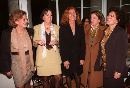 Desde la izquierda, Amparo Rubiales, Rosa Conde, Carmen Alborch, Cristina Alberti y Ángeles Amador, durante la presentación del libro de Alborch 'Solas', en 1999.