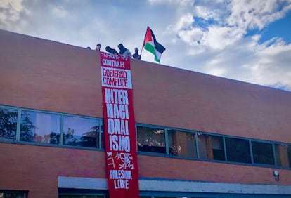 Estudiantes pro palestinos cuelgan una pancarta de en la Casa del Estudiante de la UCM, tras irrumpir en la sede universitaria.