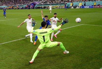 Christian Pulisic de EE UU marca el primer gol ante Irán. 