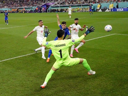 Momento en que Christian Pulisic anota el gol de la victoria para EE UU.