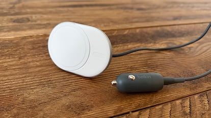 cargadores con Bluetooth para el coche sobre una mesa de madera.