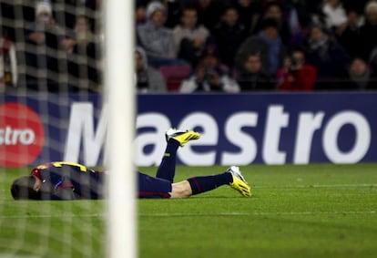 Messi se duele en el suelo tras lesionarse.