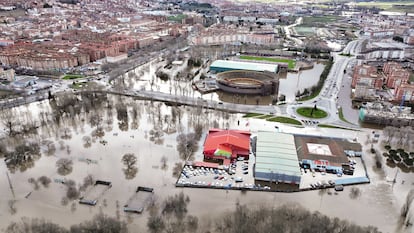 Vista aérea de la zona inundada de Ávila, este viernes.