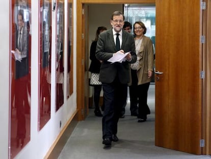 Mariano Rajoy llega a la sala donde ofreció una conferencia de prensa tras recibir sucesivamente a Albert Rivera, Pablo Iglesias y María Dolores de Cospedal.