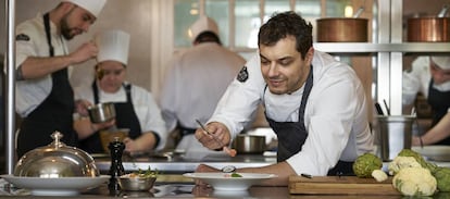 El cocinero Roberto Terradillos en la cocina de Tierra, del hotel Valdepalacios.