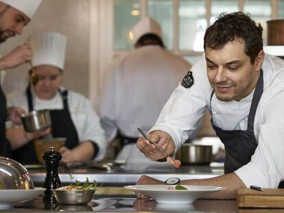 El cocinero Roberto Terradillos en la cocina de Tierra, del hotel Valdepalacios.