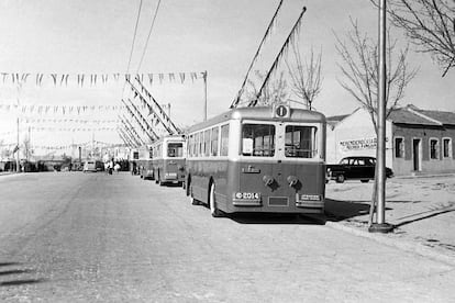 Inauguracin de la primera lnea de trolebuses en 1950 que prestaba servicio al pblico, al precio de una peseta, entre las estaciones de Colonia de El Viso y Puerta del Sol. 