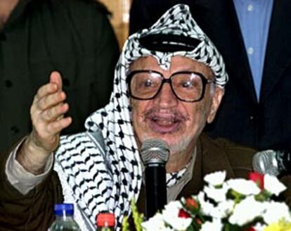 El presidente palestino, Yasir Arafat, durante su encuentro con diplomáticos y periodistas occidentales en Gaza.