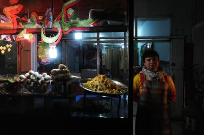 Puesto de comida en una calle de Mazar-i-Sharif, Afganistán.