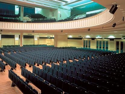 Butacas de Figueras en el Teatro de la &Oacute;pera de Riga, en Estonia. Las butacas cuentan con un mecanismo que permiten su desplazamiento autom&aacute;tico. La compa&ntilde;&iacute;a ha protegido este desarrollo con el modelo de utilidad.