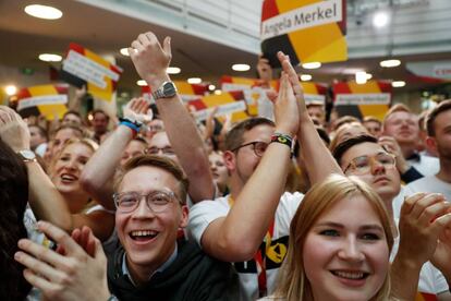 Seguidores del partido Unión Cristiano Demócrata (CDU) celebran los resultados de las encuestas a pie de urna que dan la victoria a Angela Merkel, en la sede del partido en Berlín.