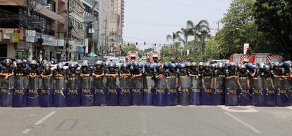 Miembros de la policía antidisturbios forman una barrera para bloquear el paso de la gente durante una manifestación contra Estados Unidos, Japón, China y la Asociación de Naciones del Sudeste Asiático (ASEAN), en Manila (Filipinas).