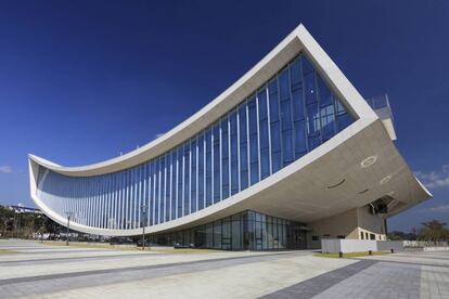 La primera sucursal de la Biblioteca Nacional de Corea del Sur fue construida en la ciudad de Sejong en 2013, y proyectada por Samoo Architects & Engineers. Se la conoce también como E-Brary, acrónimo de las palabras emotion y library (emoción y biblioteca en inglés), porque la pretensión de este estudio de arquitectura era crear un espacio “emocionante” donde los formatos de información analógica y digital convergieran y fueran cómodamente accesibles al público. Líneas sencillas, un techo inclinado evocando la página de un libro que está siendo pasada, salas de lectura y de conferencias. Y unas bonitas vistas desde la azotea. sejong.nl.go.kr