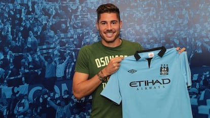 Javi García posa con la camiseta de los 'citizen'.