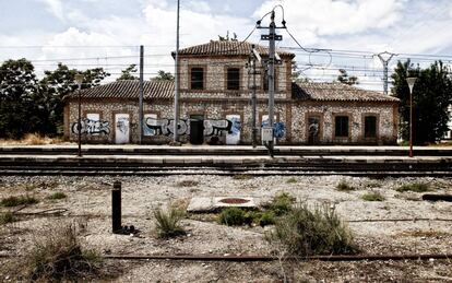 La antigua estación de tren de Seseña se encuentra cerca de la carretera de Aranjuez. Tuvo mucha actividad en los años ochenta. El apeadero dejó de tener servicio en 2008, aunque las instalaciones de la estación se cerraron antes.