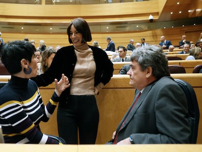 La ministra de Inclusión, Seguridad Social y Migraciones, Elma Saiz Delgado (i), conversa con la ministra de Ciencia, Innovación y Universidades, Diana Morant (c), y el ministro para la Transformación Digital y de la Función Pública y ex ministro de Seguridad Social, José Luis Escrivá. EFE/ Mariscal