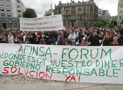 Manifestación de afectados por la estafa de Fórum y Afinsa en la plaza de Moyua de Bilbao.