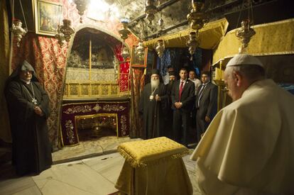 El Papa Francisco reza en la Gruta de la Natividad.