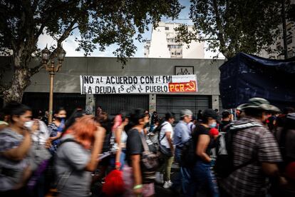Manifestantes protestan contra el acuerdo entre Argentina y el FMI
