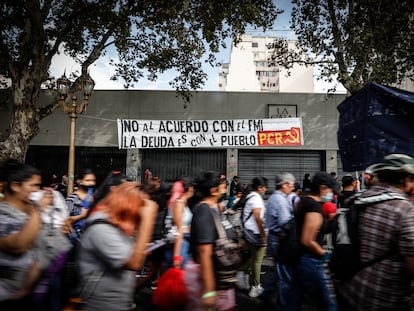 Manifestantes protestan contra el acuerdo entre Argentina y el FMI