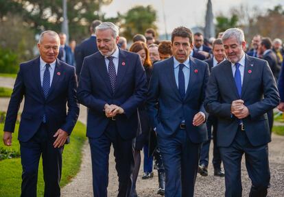 Desde la izquierda, el vicepresidente de Melilla, Miguel Marín;  el presidente de Aragón, Jorge Azcón; el presidente de Valencia, Carlos Mazón y el presidente de Canarias, Fernando Clavijo.