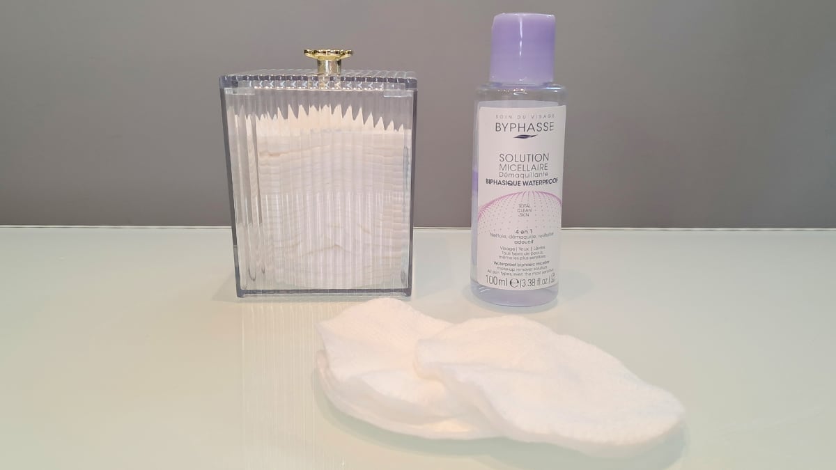 He probado dos trucos virales para quitar las manchas de maquillaje de la ropa blanca en casa: ¿funcionan de verdad?