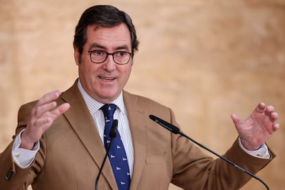 La Asociación Española de Directores de Recursos Humanos (AEDRH) ha otorgado este año el XII Premio AEDRH al presidente de CEOE, Antonio Garamendi, por su apoyo al valor del capital humano en las organizaciones empresariales y del rol fundamental de la dirección de recursos humanos como parte estratégica en la consecución de los objetivos de las organizaciones. Garamendi recibirá el premio durante la celebración de la XII Asamblea General anual de AEDRH que se celebrará en Madrid a mediados de marzo.
