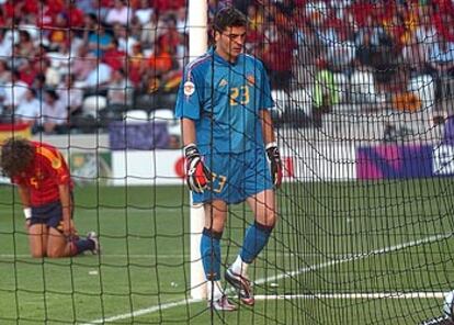 Casillas se dirige a recoger el balón, tras el gol de Grecia, con Puyol, al fondo, desolado.