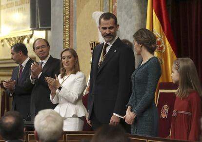 El Rey habla con la Reina, que lleva un vestido que ya lució el Día de la Fiesta Nacional de 2014, diseñado por Felipe Varela.
