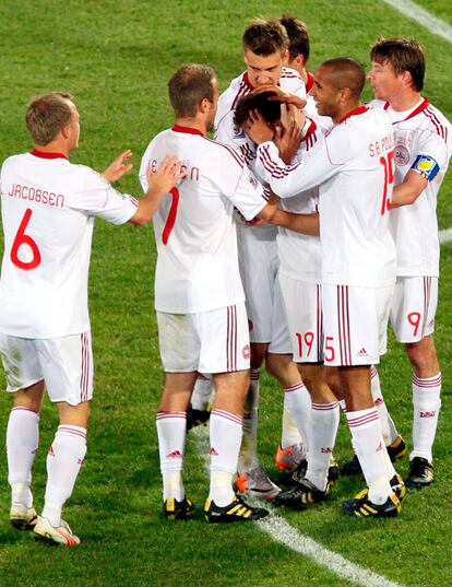 El danés Rommedahl (con el 19) es felicitado por sus compañeros tras marcar el 1-2 en una jugada personal.