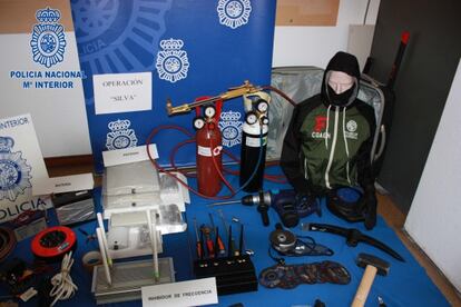 Herramientas y ropas que utilizaban los cuatro detenidos para cometer los robos.