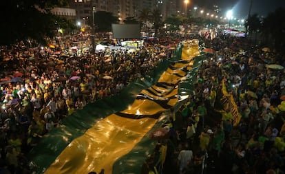 Centenas de pessoas participaram do protesto no Rio de Janeiro. 